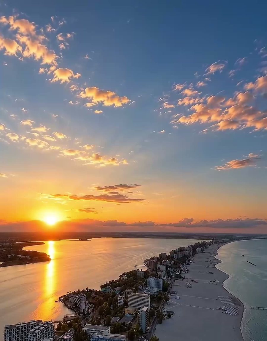 Apus peste plaja și lacul Siutghiol, în Mamaia