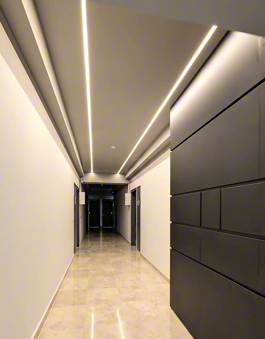 Coridor interior iluminat din ansamblul Saraesa