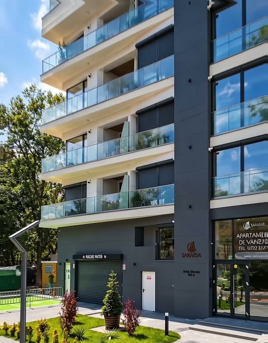 Fațada ansamblului Saraesa, la intrarea în Mamaia
