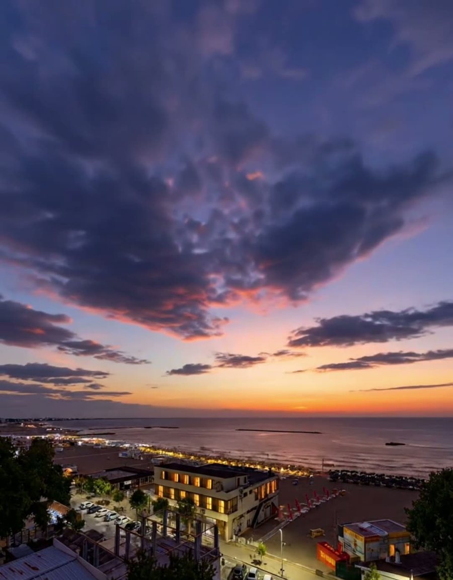 Vedere spre mare la apus, din ansamblul Saraesa